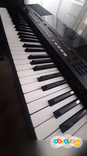 Продам: синтезатор yamaha psr e433 в Новосибирске