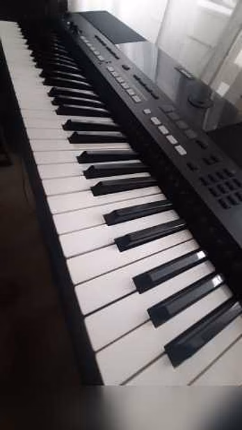 Продам: синтезатор yamaha psr e433 в Новосибирске