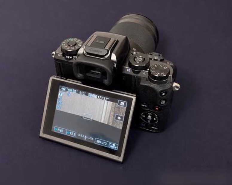 Продам: Canon EOS M5 + 18-150 + 32mm + комплект