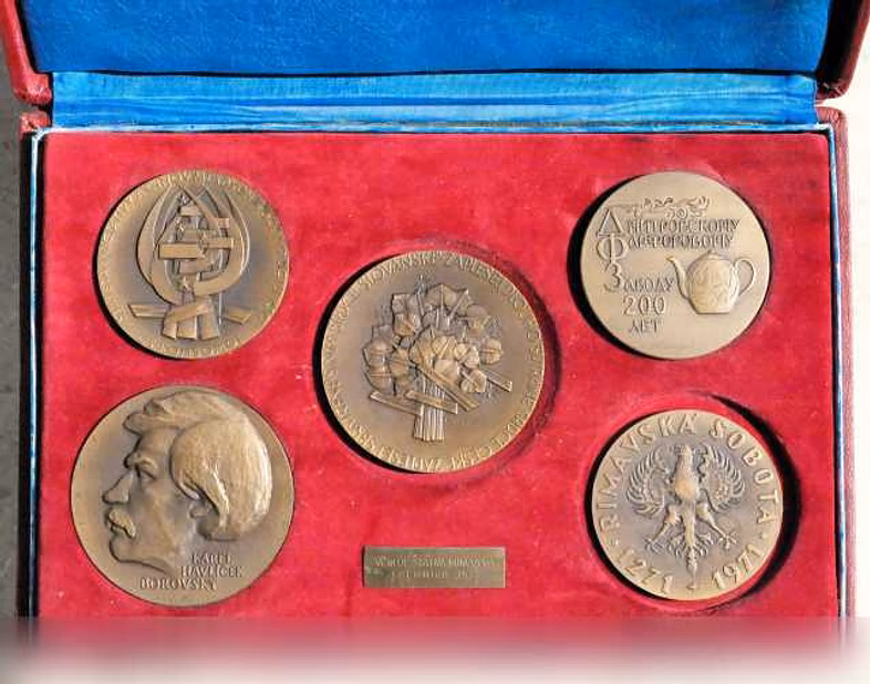 Продам: набор из 4-х настольных медалей. 1971 г в Санкт-Петербурге