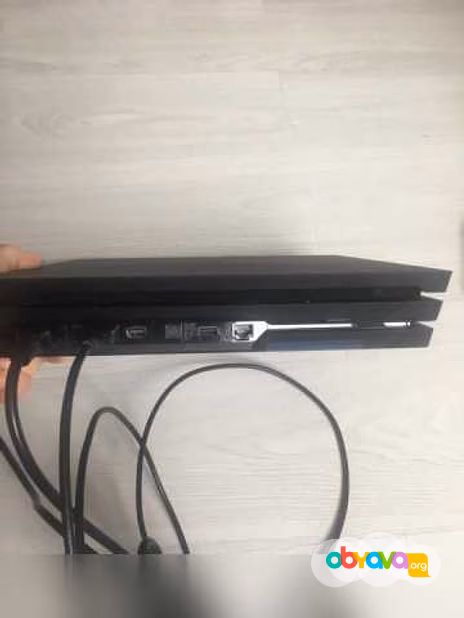 Продам: PS 4 Pro 1 Tb + игра