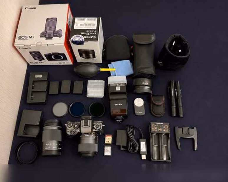 Продам: Canon EOS M5 + 18-150 + 32mm + комплект
