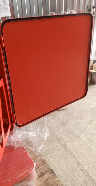 Ящик для хранения пожарного рукава с подвижной корзиной