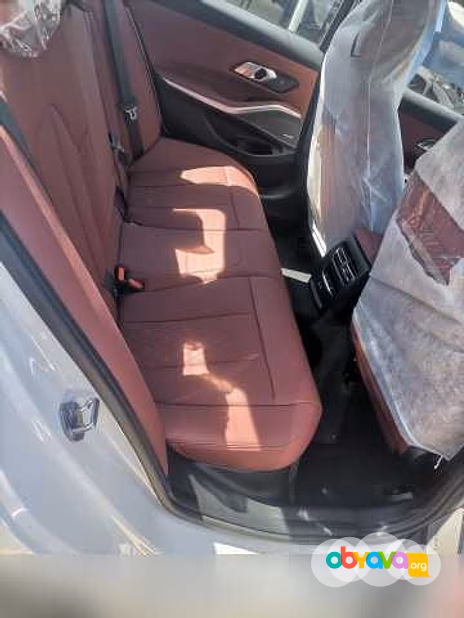 Автомобиль BMW 330i 