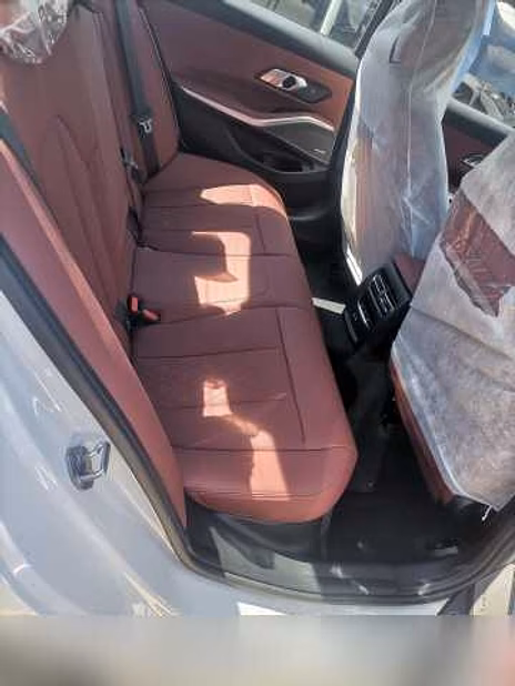 Автомобиль BMW 330i 