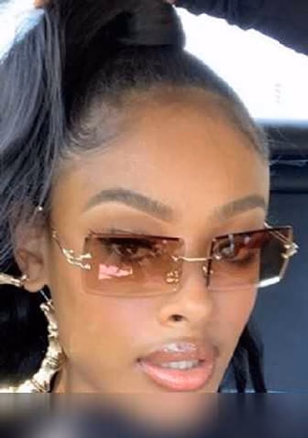 Продам: солнцезащитные очки женские с очечником в Москве