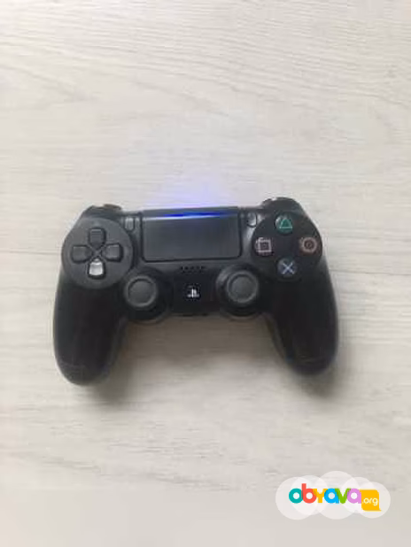 Продам: PS 4 Pro 1 Tb + игра
