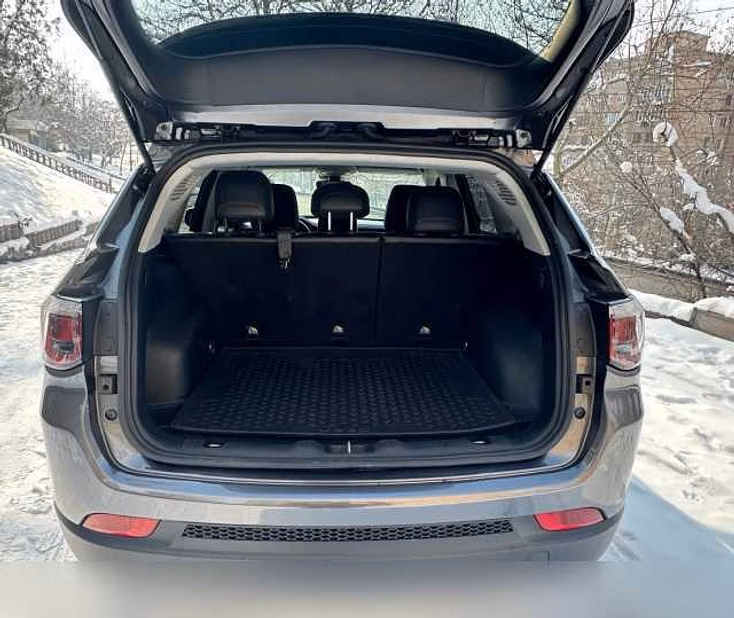 Подержанный автомобиль Jeep Compass Latitude LUX, поколение II Рестайлинг