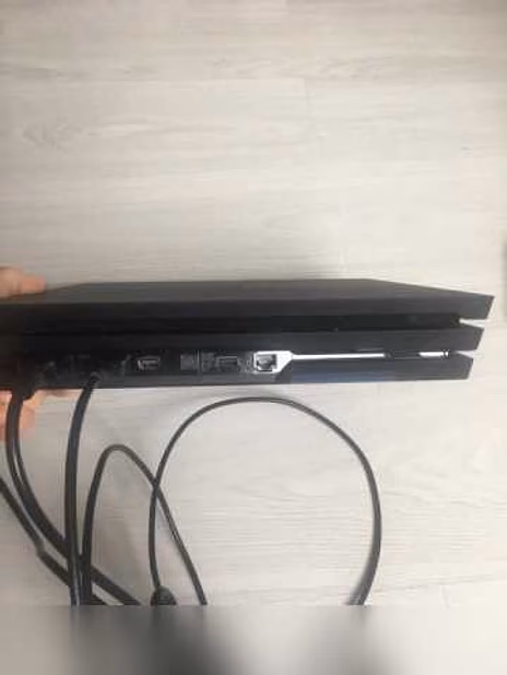 Продам: PS 4 Pro 1 Tb + игра