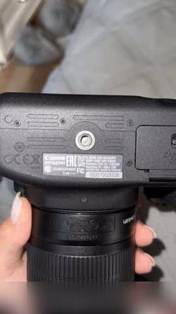 Продам: фотоаппарат canon eos 2000d