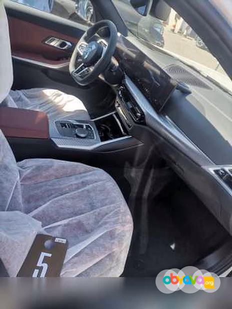 Автомобиль BMW 330i 