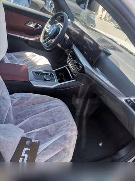 Автомобиль BMW 330i 