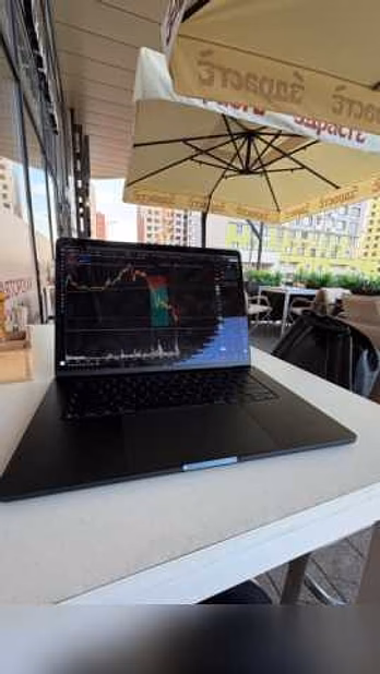 Продам: Macbook Air 15 M5