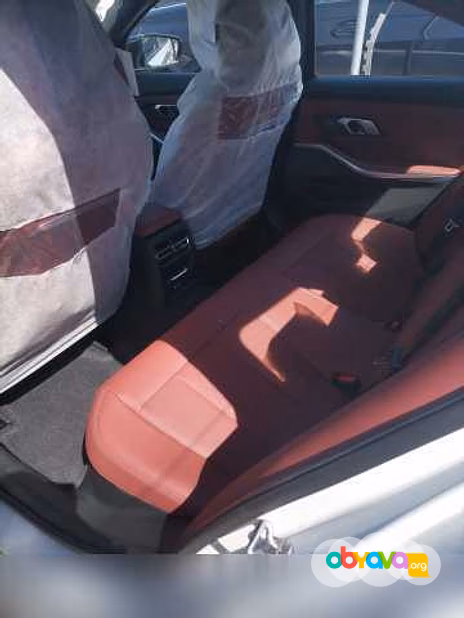 Автомобиль BMW 330i 