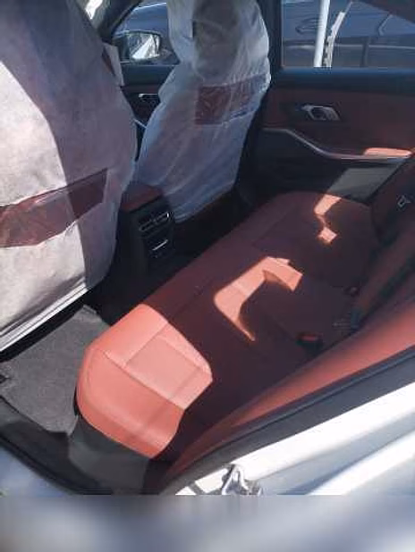 Автомобиль BMW 330i 