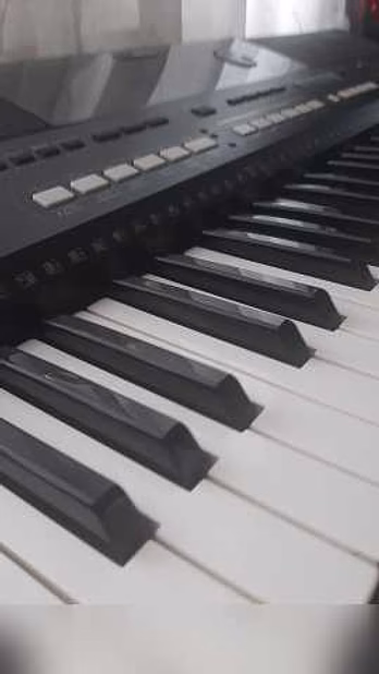 Продам: синтезатор yamaha psr e433 в Новосибирске