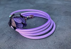 Браслет ручной работы с фиолетовым цветком