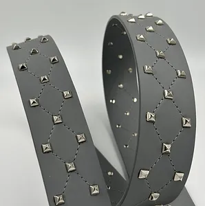 Ремень со стёжкой и шипами