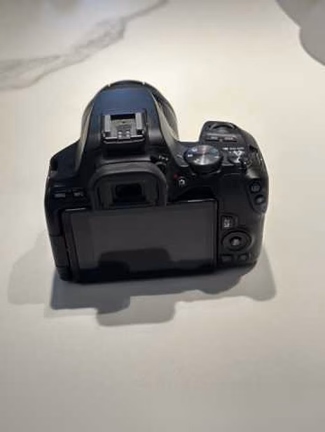 Продам: Canon EOS 250D + объектив 18-55 IS STM