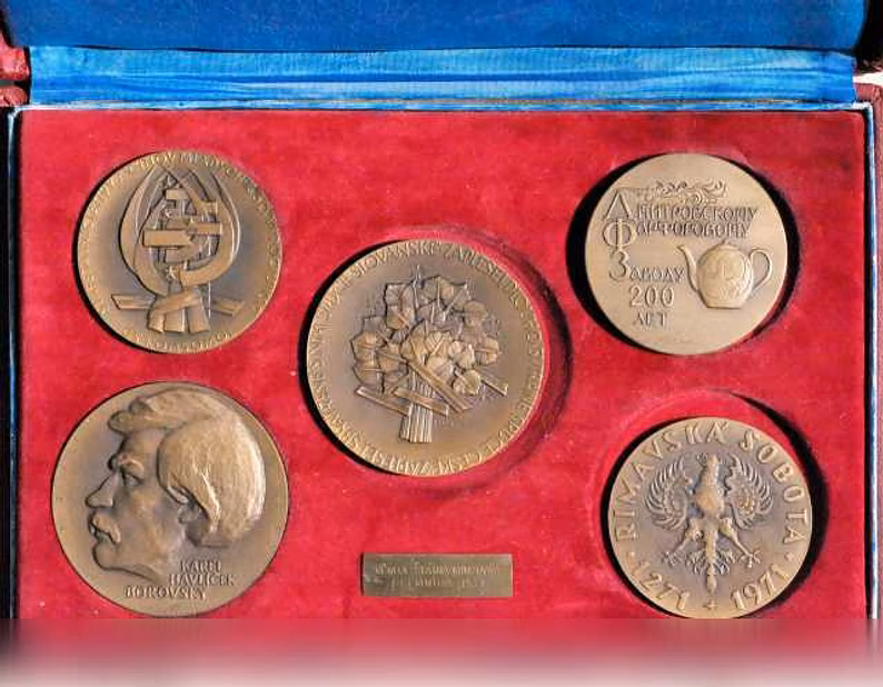 Продам: набор из 4-х настольных медалей. 1971 г в Санкт-Петербурге