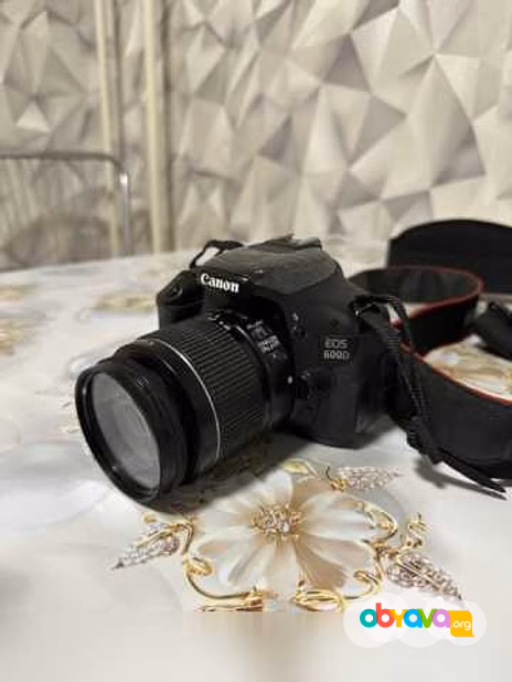 Продам: фотоаппарат Canon eos 600d Объектив 50mm f/1.8 stm