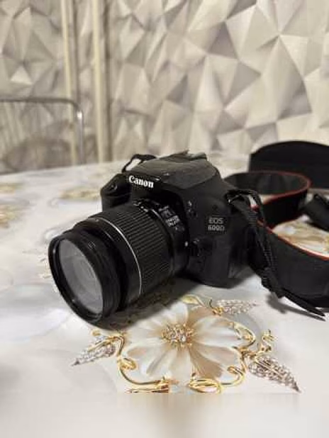 Продам: фотоаппарат Canon eos 600d Объектив 50mm f/1.8 stm