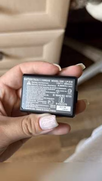 Продам: фотоаппарат canon eos 2000d