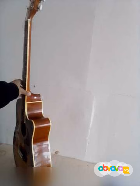 Продам: акустическую гитару в Омске